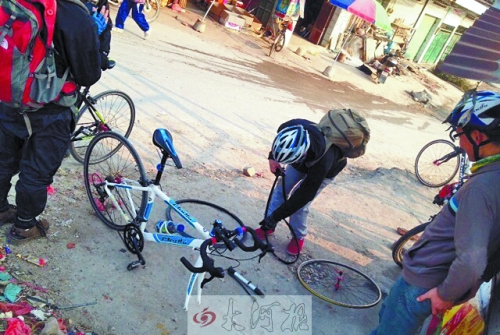 運(yùn)氣不好，十分鐘被扎了兩次胎，只能自己修車。