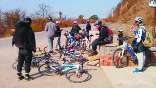 1月21日，他們路過湖南中路鋪鎮(zhèn)，在路邊短暫休息。