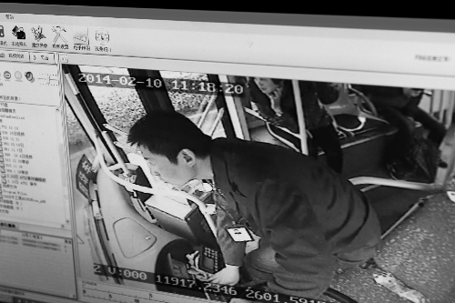 拼死追趕失控公交車 拼死追趕失控公交車