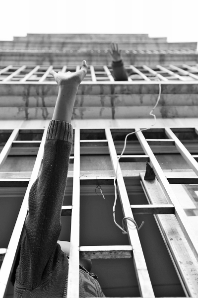 聽到聲音小哥倆就在窗戶邊集合，不聚不散。