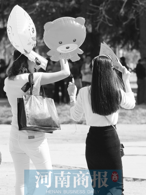 昨天高溫，有人穿上了短袖 記者 鄧萬里/攝