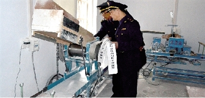 鄭州無(wú)證面條作坊被查封 老板深夜撕掉封條繼續(xù)干