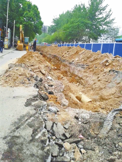 文化路大修改造工程，目前西半幅圍擋已基本鋪設(shè)到位。