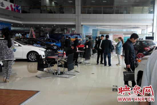 一大早來到4S店選車的顧客絡繹不絕。