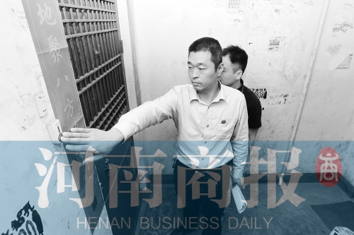 　來到馬某家，法官被拒之門外