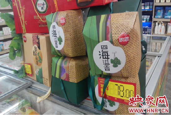 今年商場(chǎng)里的散裝、袋裝粽子多了，盒裝粽子的售價(jià)也更加親民。