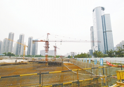 中州大道與金水東路東北角，正在建一座大型停車場。