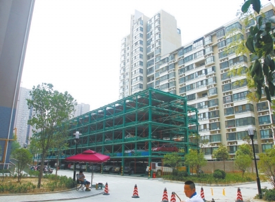 商城路與英協(xié)路交叉口附近的濱河綠苑小區(qū)內(nèi)，剛剛建好一個立體停車場。