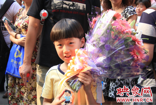 杜澤一直在考點(diǎn)門口等待表姐走出考場(chǎng)。