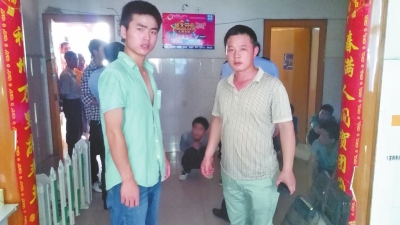 在吳文舉老師的幫助下，王強強（左）從傳銷窩點成功脫險。