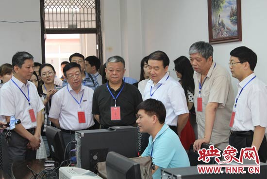 在評卷質(zhì)檢組,工作人員介紹說,今年有四級質(zhì)檢(即小組質(zhì)檢、題組質(zhì)檢、學科質(zhì)檢、省質(zhì)檢),確保嚴把質(zhì)量