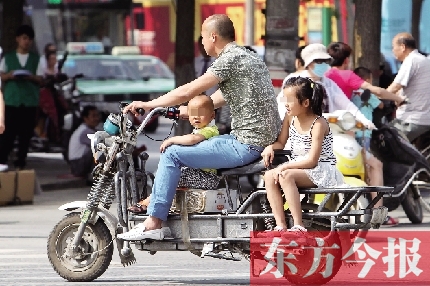 這樣帶著孩子，一個剎車，孩子就有可能摔下車