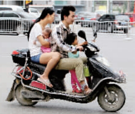 帶著孩子騎電動車，安全一定要放在第一位。