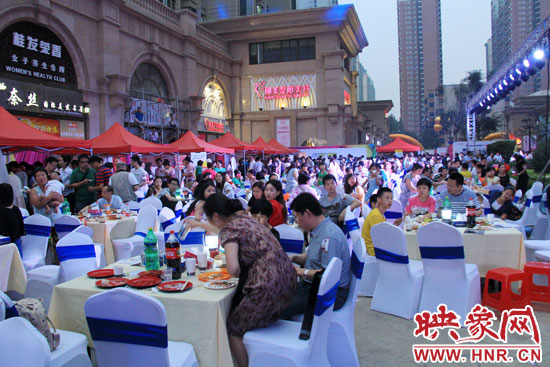 活動(dòng)場面火爆,600多人免費(fèi)大聚餐。