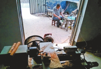 前邊是加工珠子的小車床,后邊正在拋光珠子。