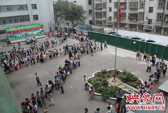 報(bào)名現(xiàn)場(chǎng)從一大早便已排起了長(zhǎng)龍。