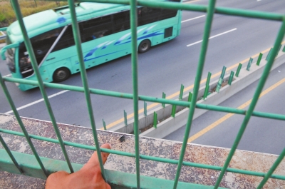 事發(fā)現(xiàn)場(chǎng)的橋梁護(hù)欄上,還留有疑似肇事瀝青塊的碎片。