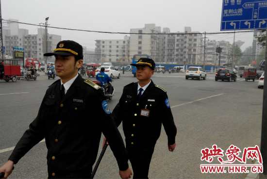 每天，老王的工作就是在火車站附近巡邏