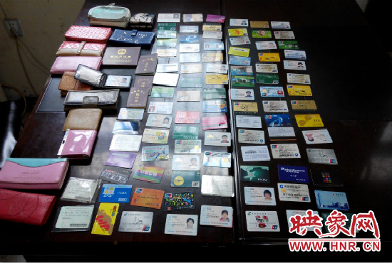 在日常執(zhí)勤當(dāng)中，巡防隊員經(jīng)常能撿到很多的身份證和銀行卡。