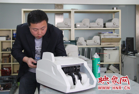 陸涌每天的工作就是和機器“談心”、發(fā)現(xiàn)故障、修好它們。