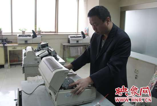 “不行，我再試一下，我一定要修好它?！庇龅诫y題，東北人身上的那股執(zhí)拗勁讓他又堅持了下來