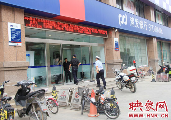 民警趕到現(xiàn)場(chǎng)了解情況。 民警趕到現(xiàn)場(chǎng)了解情況。