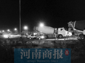 事發(fā)后,民警在現(xiàn)場附近查渣土車和水泥罐車 事發(fā)后,民警在現(xiàn)場附近查渣土車和水泥罐車