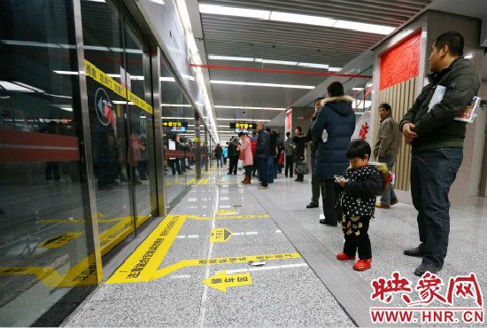 小朋友在等候區(qū)內(nèi)等待地鐵。