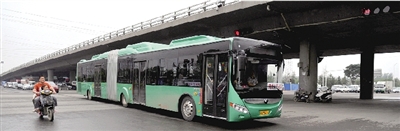 昨日上午，一輛B3快速公交測試車行駛在西三環(huán)的線路上。