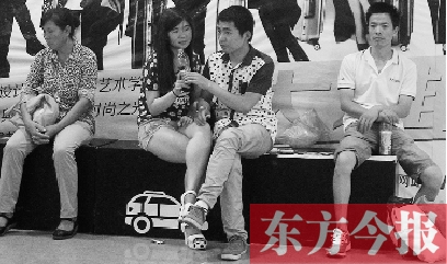 昨天，火車站地一大道納涼點已有許多市民坐在商場的椅子上乘涼