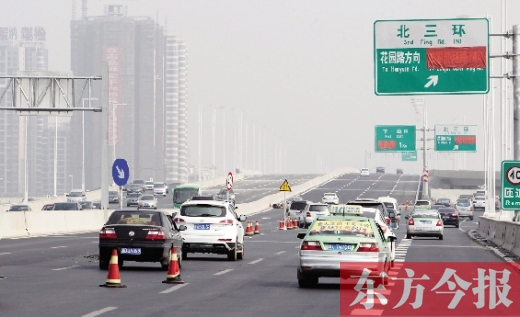 昨日，鄭州市北三環(huán)高架橋上，指向國基路方向的指示路牌還用紅布擋著