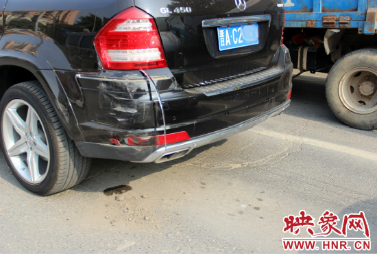 無辜奔馳越野車殘被追尾。