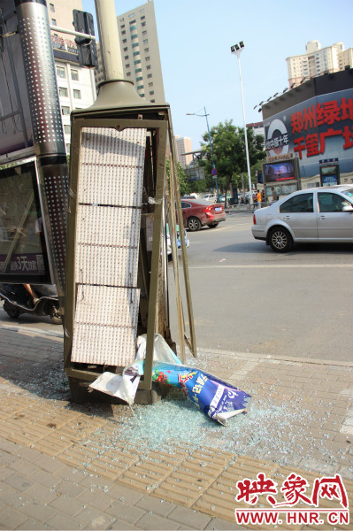 路旁的路燈箱已經(jīng)被肇事車輛撞碎。