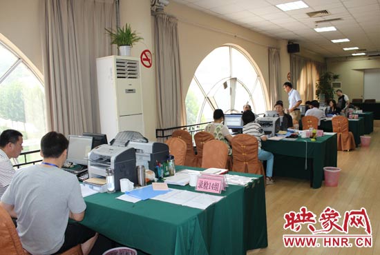 高招錄取現(xiàn)場錄檢組工作人員正在緊張工作中。