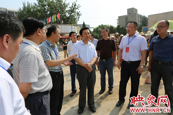 鄭州開(kāi)展“送清涼”專(zhuān)項(xiàng)行動(dòng) 關(guān)愛(ài)一線職工和農(nóng)民工