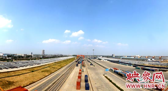 鄭州鐵路集裝箱中心站內，滿載貨物的國際班列從這里開出。段晉哲/攝