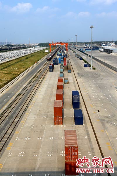 打造成為中西部地區(qū)對(duì)外貿(mào)易的“無(wú)水港”。段晉哲/攝