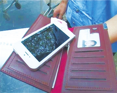 錢包里裝了5000來(lái)塊錢，懷里揣著最新的蘋果5S“土豪金”手機(jī)