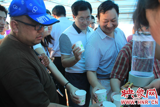 來自北京、天津、河北的40多家媒體的記者紛紛前來品嘗丹江口水庫的水