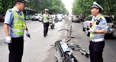 帶著車牌的車前臉留在了現(xiàn)場。