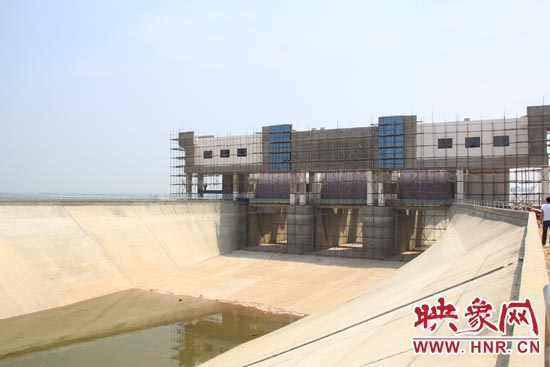 正式通水后，湍河渡槽5秒鐘就能注滿一個標(biāo)準(zhǔn)的游泳池