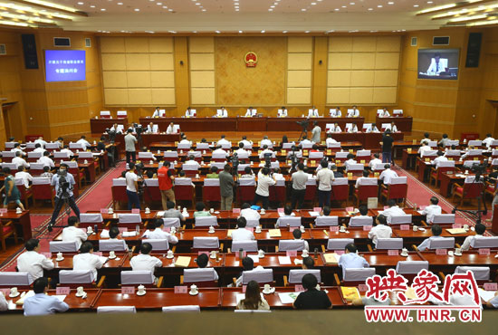 7月29日下午，河南省十二屆人大常委會(huì)第九次會(huì)議召開關(guān)于職業(yè)教育專題詢問會(huì)。
