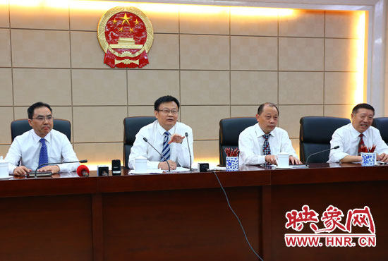 專題詢問會(huì)結(jié)束后，省人大組織召開記者提問會(huì)。