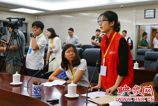 映象網(wǎng)記者就網(wǎng)友關(guān)心熱點(diǎn)問題向省教育廳副廳長(zhǎng)尹洪斌提問。