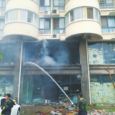 鄭州一小區(qū)疑因私拉充電線引火災(zāi) 40余輛電動(dòng)車被燒毀 鄭州一小區(qū)疑因私拉充電線引火災(zāi) 40余輛電動(dòng)車被燒毀