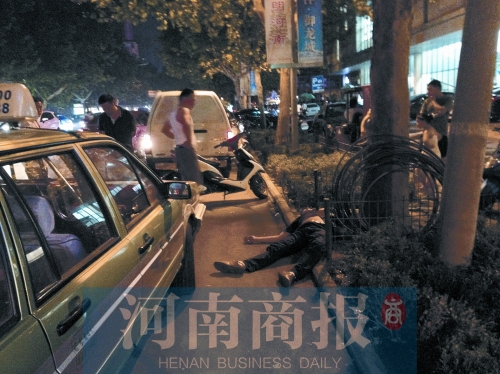 醉漢拳打的哥后耍賴(lài)趟地上不起來(lái) 民警開(kāi)車(chē)將其拉走 醉漢拳打的哥后耍賴(lài)趟地上不起來(lái) 民警開(kāi)車(chē)將其拉走