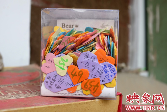 王書佳的床邊放著一個玻璃瓶子，里面是521顆紙心，是生日的時候同宿舍的朋友送給她的。