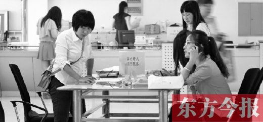 行政審批“瘦身”，不僅提高了行政效率，節(jié)約了行政資源，而且最大限度地方便了群眾