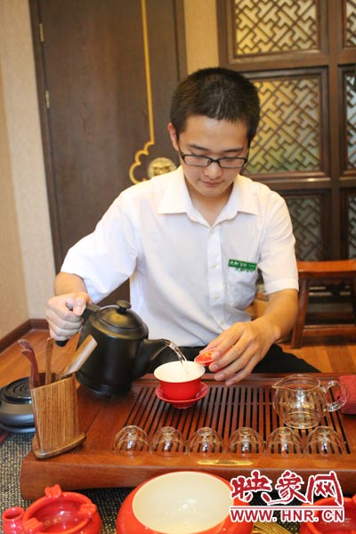 1、水壺里的水煮沸，李克勤把茶葉放進(jìn)茶荷里，準(zhǔn)備溫杯沖茶