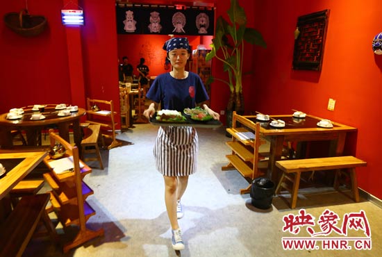 18歲女孩火鍋店打工掙學費